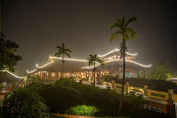 Khách hàng về Emeraldaresort mua cơm cháy Ninh Bình làm quà.